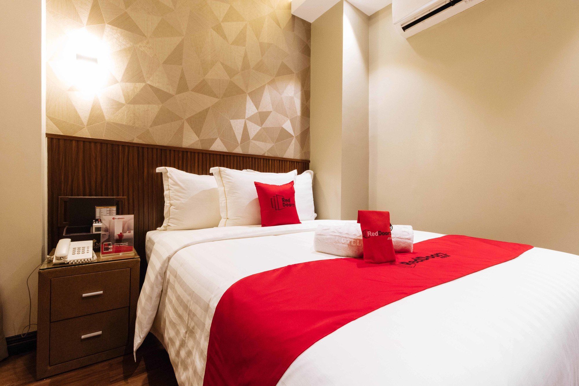 Reddoorz Premium @ South Triangle เกซอนซิตี้ ภายนอก รูปภาพ