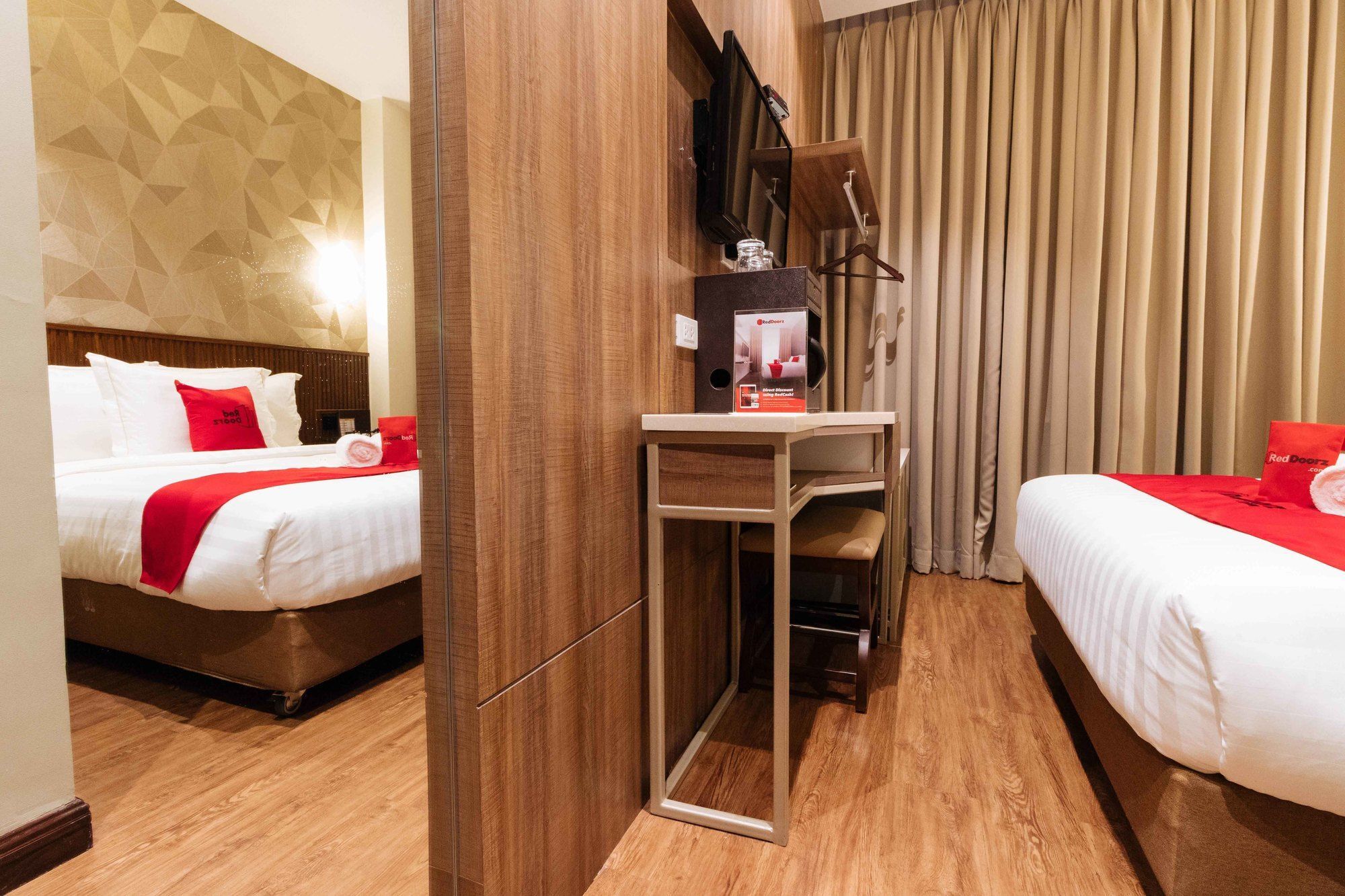Reddoorz Premium @ South Triangle เกซอนซิตี้ ภายนอก รูปภาพ